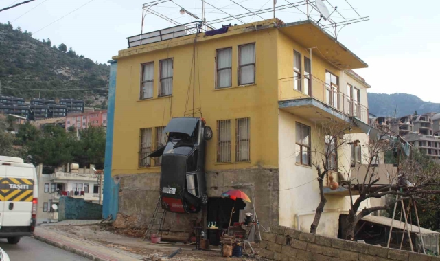 Sürekli kazaya karışan otomobilini binaya astı