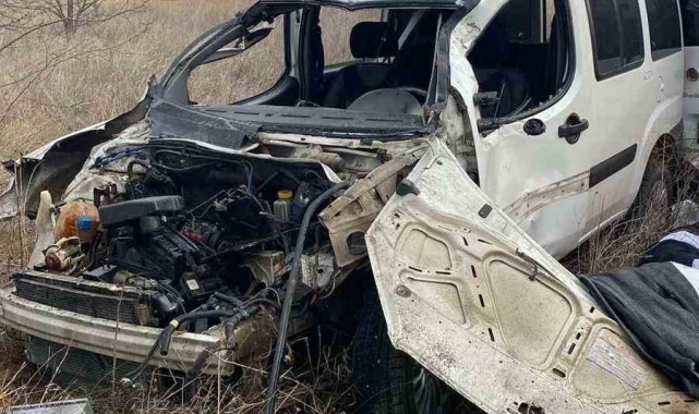 Takla atan hafif ticari araç hurdaya döndü: 2 yaralı