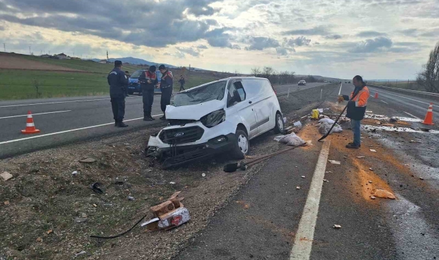 Takla atan kamyonet hurdaya döndü: Sürücü ölümden döndü