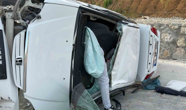 Takla atan otomobilden sağ kurtuldular