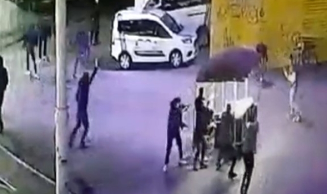 Taksim Meydanı'nda silahlı saldırı kamerada: Husumetlisine benzettiği adamı vurdu, anında yakalandı