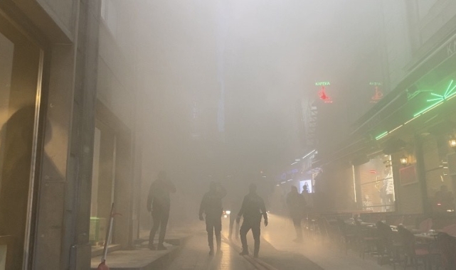 Taksim'de 5 katlı binanın çatı katında yangın paniği
