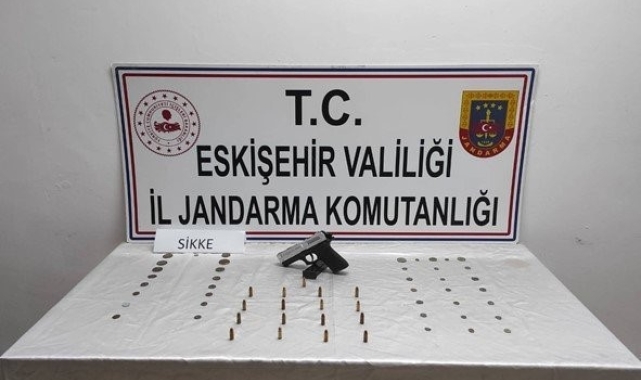 Tarihi eser ve ruhsatsız tabanca satmak isterken yakalandılar