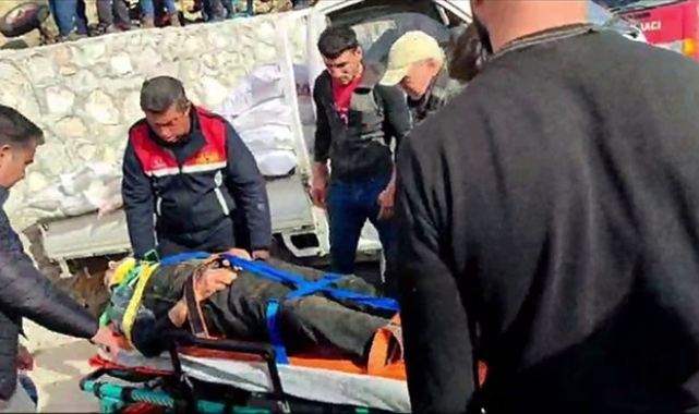Tarlasını sürerken traktör devrildi, ölümden döndü
