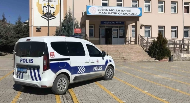 Tartıştığı arkadaşını okul içerisinde meyve bıçağı ile yaraladı