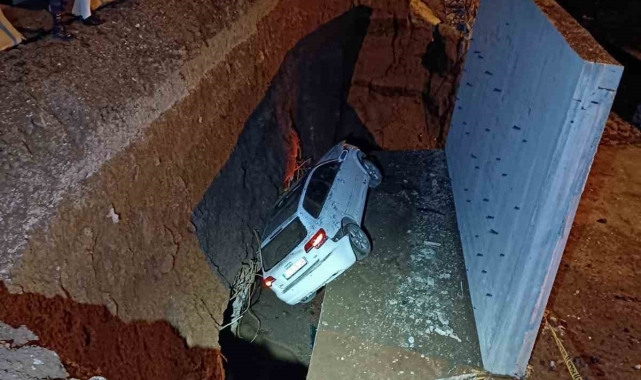 Tatvan'da araç çukura düştü: 3 yaralı