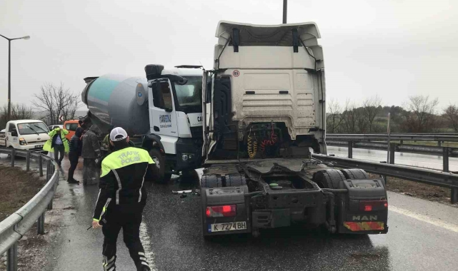 Ters yöne giren tırla beton mikseri kafa kafaya çarpıştı: 2 yaralı