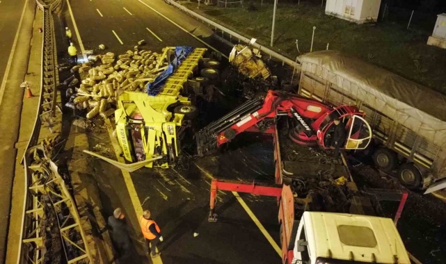 Tır ile kamyon çarpıştı, otoyol trafiğe kapandı