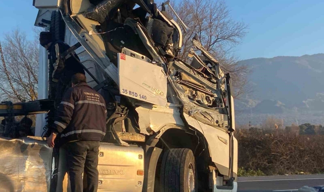 Tırlar çarpıştı, karayolu savaş alanına döndü