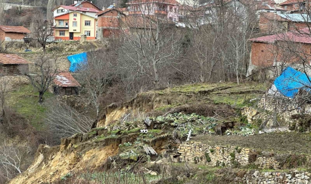 Tokat'ta bir köyde heyelan nedeniyle 39 hane boşaltıldı