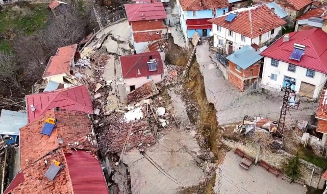 Tokat'ta heyelan felaketinin vurduğu Günebakan köyü dronla havadan görüntülendi