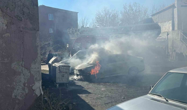 Tomarza'da park halindeki otomobil alev aldı