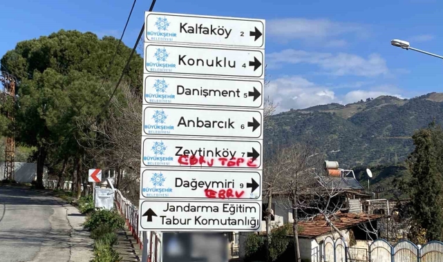 Trafik ve yönlendirme levhaları aşıkların karalama tahtası oldu