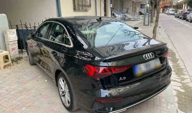 Trafikte seyir halindeyken Sunroof'da öpüşen şahıslara para cezası kesildi