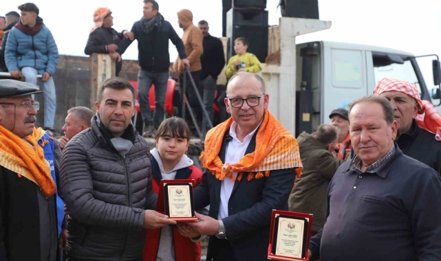 Turgutlu'da Deve Güreşleri nefes kesti