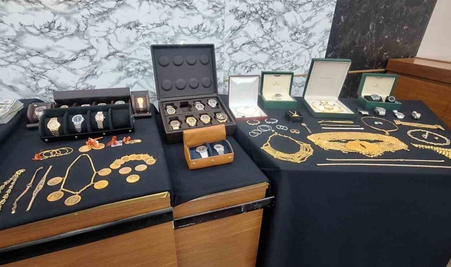 'Türk Escobar' lakaplı Urfi Çetinkaya'nın suç örgütüne düzenlenen operasyonda ele geçirilenler emniyette sergilendi