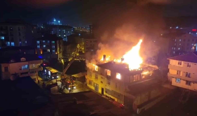 Tuzla'da 2 katlı binanın çatısı alev alev yandı