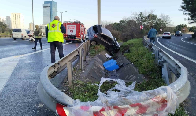 Ümraniye'de direksiyon hakimiyetini kaybeden sürücü bariyere çıktı