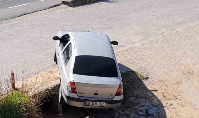 Umurlu'da araç kanala düşmekten son anda kurtuldu