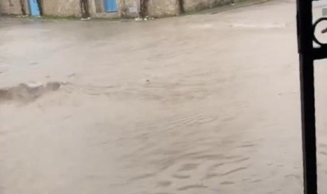 Ünlü tatil merkezi Çeşme'de caddeler göle döndü