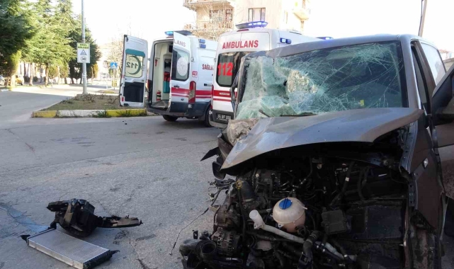 Uşak'ta meydana gelen kazada 4 kişi yaralandı