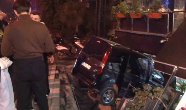 Üsküdar'da hafif ticari aracın restorana girdiği anlar kamerada