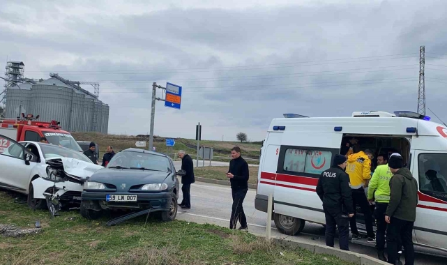 Uzunköprü'de iki otomobil çarpıştı: 4 yaralı