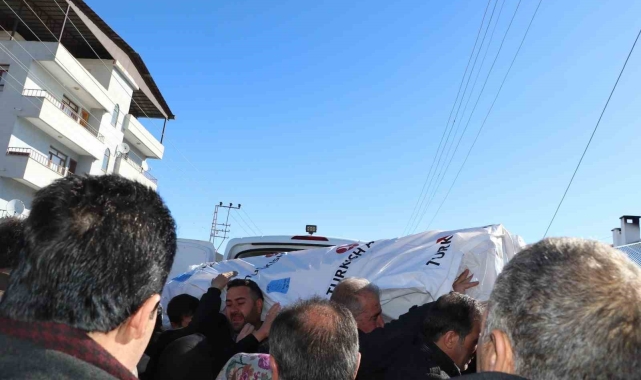Vanlı kardeşler nişan için gittikleri İzmir&#039;de trafik kazasında hayatını kaybetti