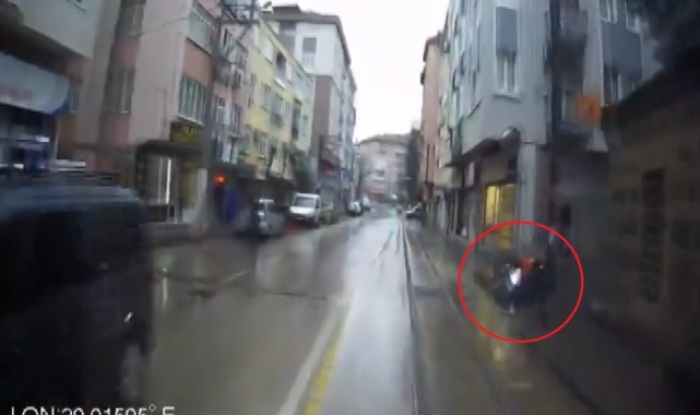 Yağmurda kayan ve caddeye fırlayan başıboş motosiklet faciaya neden oluyordu..