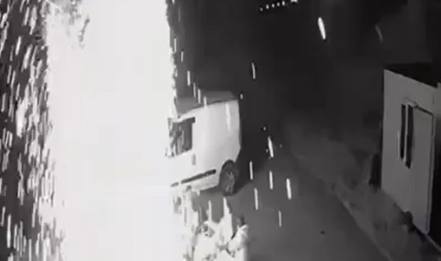 Yaktıkları mangal ateşi patladı, o anlar kameraya yansıdı
