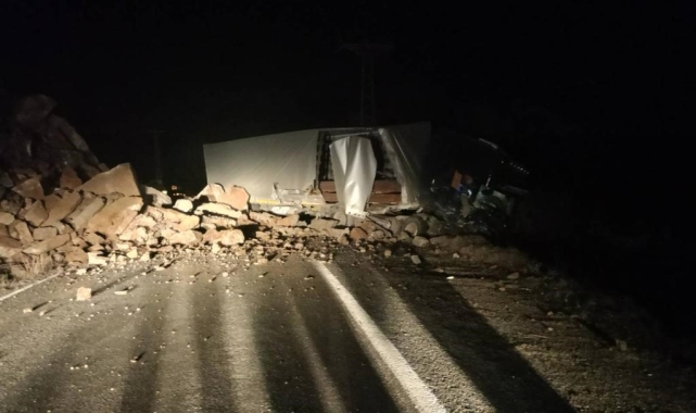 Yamaçtan kopan kayalar tıra isabet etti: Sürücü heyelan altında kalmaktan son anda kurtuldu