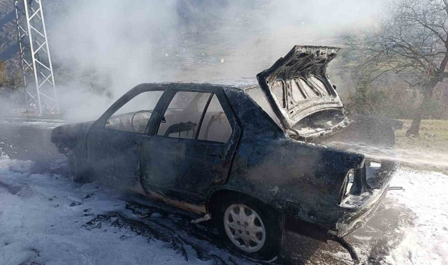 Yanan otomobil kullanılamaz hale geldi