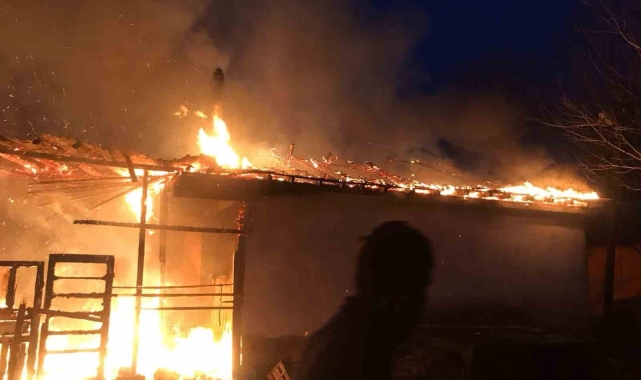 Yangın tek katlı evi kullanılamaz hale getirdi