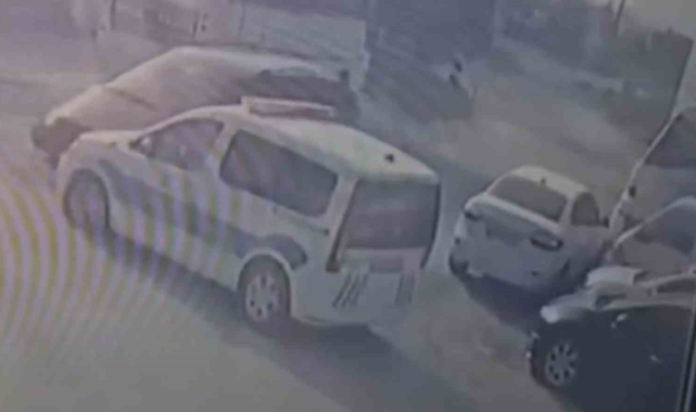 Yaralı polislerin, suçlunun peşini bir an olsun bırakmaması kameraya yansıdı