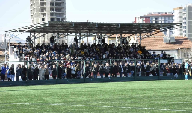 Yarı final maçlarında tribünler doldu taştı