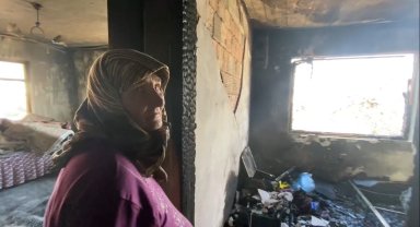 Yaşlı kadının evinde çıkan yangında tüm eşyaları küle döndü