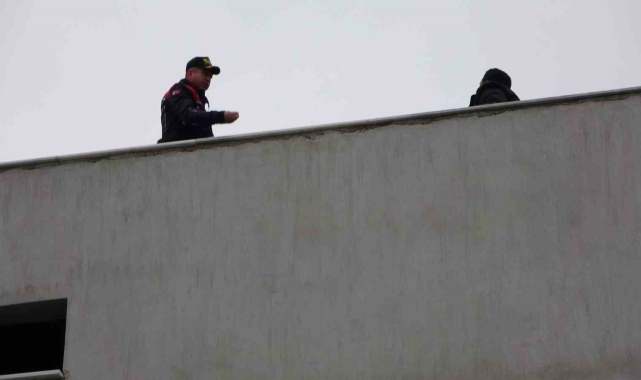 'Yevmiyem eksik hesaplandı' deyip çatıya çıktı