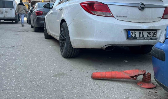 Yol kenarındaki dubalar bilinçsiz sürücüler tarafından tahrip edildi