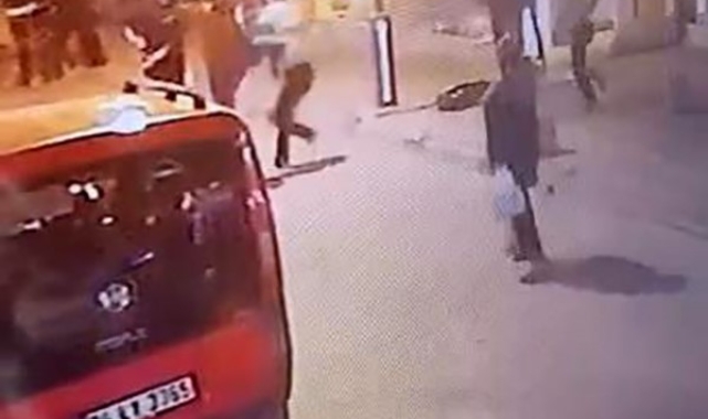 Yolda yürüyorlardı, birden kavgaya tutuştular: O anlar kamerada