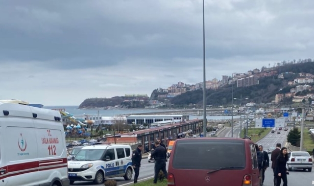 Yolun karşısına geçmek isteyen kadınlara araç çarptı