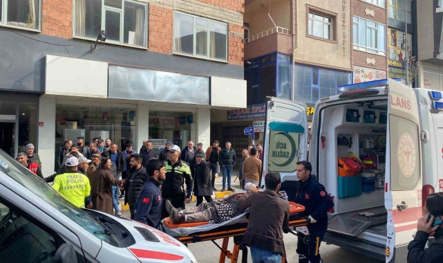 Yolun karşısına geçmeyen çalışan kadına motosiklet çarptı