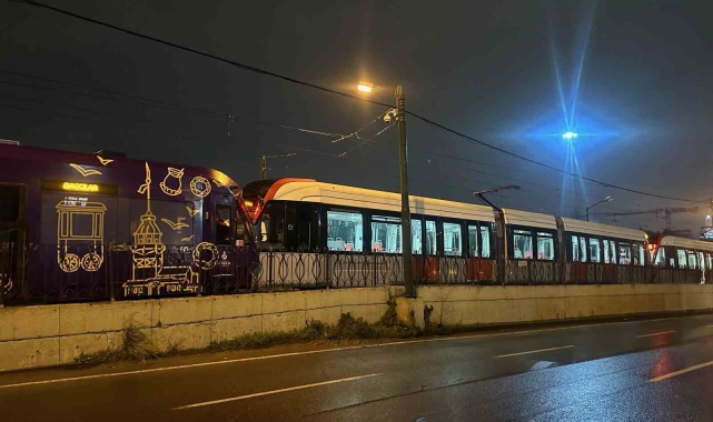 Zeytinburnu'nda iki tramvay kafa kafaya çarpıştı: 1 yaralı
