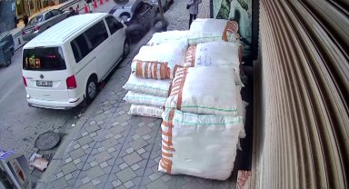 Zeytinburnu'nda inanılmaz anlar kamerada: Kaldırımda yürüyen kadının üzerine lastik yağdı