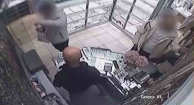 10 bin lira değerindeki takıyı çalan hırsızlar kameraya yakalandı