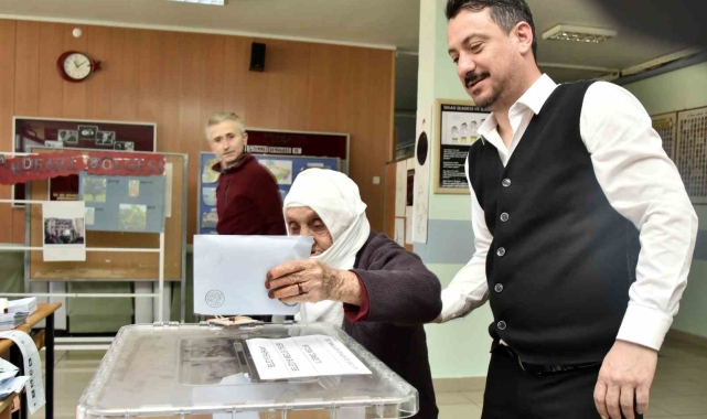 112 yaşındaki Güllü nine oy kullanmak üzere koltuk değnekleri ile sandık başına geldi