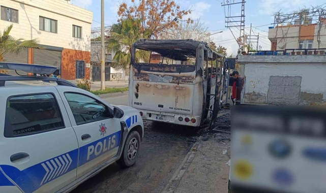 Adana'da midibüsün kundaklama anı kameralara yansıdı