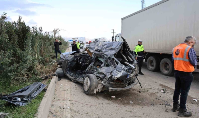 Adana'da otomobil karşı şeride geçip midibüse çarptı: 2 ölü, 14 yaralı