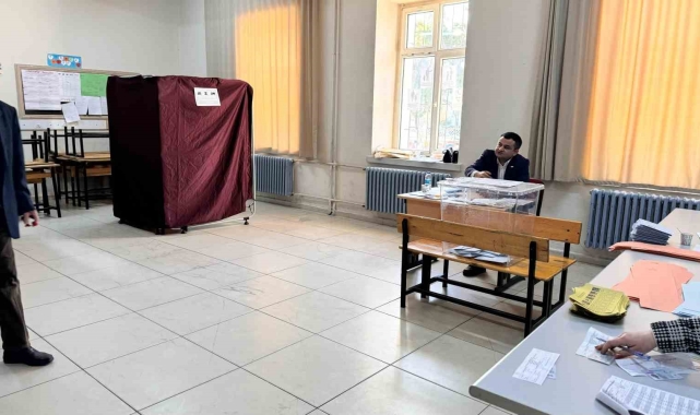 Afyonkarahisar'da oy verme işlemi sorunsuz bir şekilde başladı