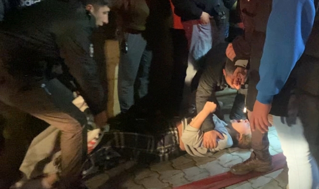 Ailesinin yaşadığı daireyi benzin döküp ateşe verdi: Sokak ortasında sinir krizi geçirdi