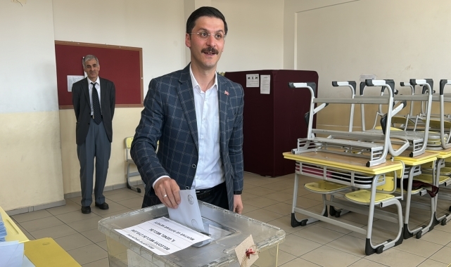 AK Parti Bolu Belediye Başkan adayı Demirkol, oyunu kullandı